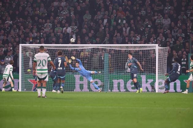 Celtic Glasgow RB Leipzig Champions League Glasgow, 05 11 2024, Celtic Park, Football, UEFA Champions League, Matchday 4 , Celtic Glasgow vs RB Leipzig , In picture goal for Celtic, Nicolas Kühn Kuehn 10, Celtic, right edge of picture scores to 1 1 against goalkeeper Peter Gulacsi 1, RB Leipzig , Only editorial use Photo for editorial use only , UEFA regulations prohibit any use of photographs as image sequences and or quasi video ,