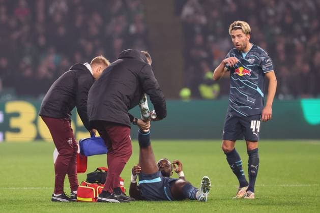 Celtic Glasgow RB Leipzig Champions League Glasgow, 05 11 2024, Celtic Park, Football, UEFA Champions League, Matchday 4 , Celtic Glasgow vs RB Leipzig , In the picture Lutsharel Geertruida 3, RB Leipzig is treated , Only editorial use Photo intended for editorial use only , UEFA regulations prohibit any use of photographs as image sequences and or quasi video ,