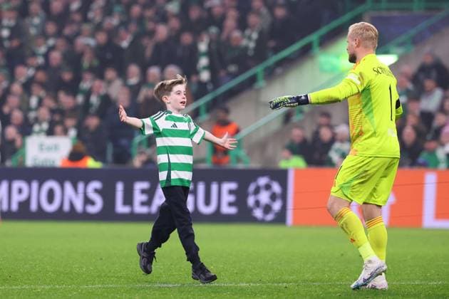 Celtic Glasgow RB Leipzig Champions League Glasgow, 05 11 2024, Celtic Park, Football, UEFA Champions League, Matchday 4 , Celtic Glasgow vs RB Leipzig , In the picture young speedster and goalkeeper Kasper Schmeichel 1, Celtic , Only editorial use Photo intended for editorial use only , UEFA regulations prohibit any use of photographs as image sequences and or quasi video ,