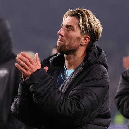 Celtic Glasgow RB Leipzig Champions League Glasgow, 05 11 2024, Celtic Park, Fußball, UEFA Champions League, 4 Spieltag , Celtic Glasgow vs RB Leipzig 3 1 2 1 , Im Bild Kevin Kampl 44, RB Leipzig vor der Fankurve , Only editorial use Foto nur zur redaktionellen Nutzung bestimmt , UEFA regulations prohibit any use of photographs as image sequences and or quasi video ,