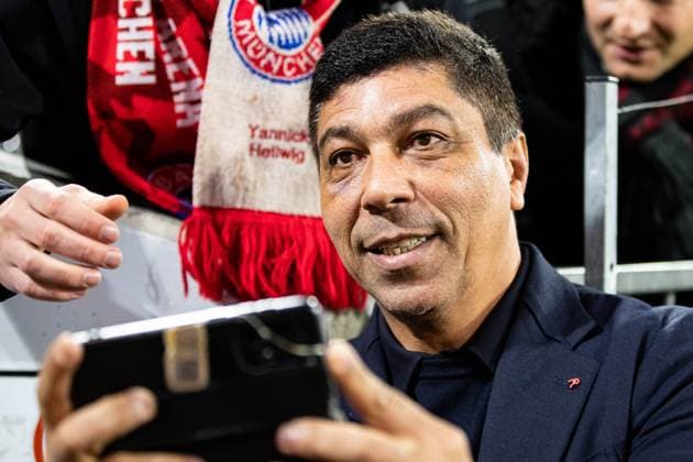 Giovane Elber takes selfies with the fans GER, FC Bayern Muenchen vs SL Benfica Lisbon, Football, Champions League, Matchday 4, Season 2024 2025, 06 11 2024 DFB DFL REGULATES PROHIBIT ANY USE OF PHOTOGRAPHS AS IMAGE SEQUENCES AND OR QUASI VIDEO GER, FC Bayern Muenchen vs SL Benfica Lisbon, Football, Champions League, Matchday 4, Season 2024 2025, 06 11 2024 Muenchen Copyright: xEibner-Pressefoto RogerxBuerkex EP_RBE