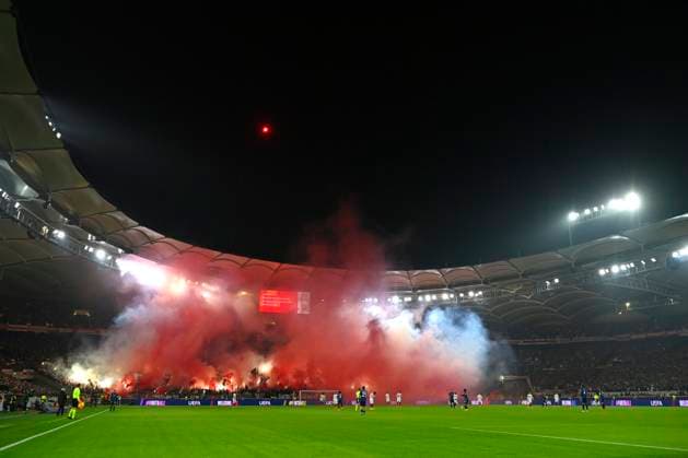 Bengalos, pyrotechnics, pyro, fireworks, fan block, fans, fan curve, flags, flags, atmosphere, atmospheric Cannstatter Kurve VfB Stuttgart Champions League VfB Stuttgart vs Atalanta BC Bergamo 05 11 2024 DFL REGULATIONS PROHIBIT ANY USE OF PHOTOGRAPHS AS IMAGE SEQUENCES AND OR QUASI VIDEO Champions League VfB Stuttgart vs Atalanta BC Bergamo