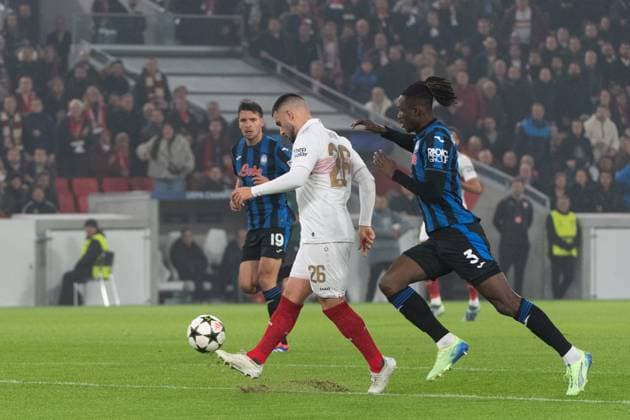 Goal chance, Goal shot, Deniz Undav VfB Stuttgart 26 , re Odilon Kossounou Atalanta Bergamo, 03 GER, VfB Stuttgart vs Atalanta Bergamo, Football, Men, UEFA Champions League, Matchday 4, Season 2024 2025, 06 11 2024, GER, VfB Stuttgart vs Atalanta Bergamo, Football, Men, UEFA Champions League, Matchday 4, Season 2024 2025, 06 11 2024 Stuttgart Copyright: xEibner-Pressefoto WolfgangxFrankx EP_WFK