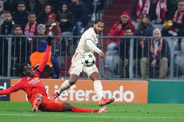 Serge Gnabry FC Bayern Muenchen, 07 vs Kabore SL Benfica Lisbon, 28 GER, FC Bayern Muenchen vs SL Benfica Lisbon, Football, Champions League, Matchday 4, Season 2024 2025, 06 11 2024 DFB DFL REGULATIONS PROHIBIT ANY USE OF PHOTOGRAPHS AS IMAGE SEQUENCES AND OR QUASI VIDEO GER, FC Bayern Muenchen vs SL Benfica Lisbon, Football, Champions League, Matchday 4, Season 2024 2025, 06 11 2024 Muenchen Copyright: xEibner-Pressefoto RogerxBuerkex EP_RBE