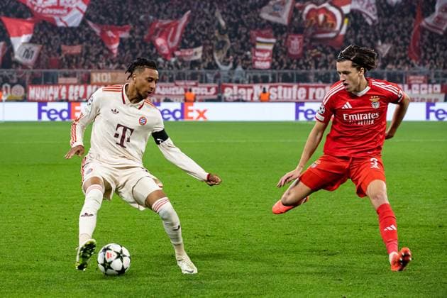 Michael Olise FC Bayern Muenchen, 17 vs A Carreras SL Benfica Lisbon, 03 GER, FC Bayern Muenchen vs SL Benfica Lisbon, Football, Champions League, Matchday 4, Season 2024 2025, 06 11 2024 DFB DFL REGULATIONS PROHIBIT ANY USE OF PHOTOGRAPHS AS IMAGE SEQUENCES AND OR QUASI VIDEO GER, FC Bayern Muenchen vs SL Benfica Lisbon, Football, Champions League, Matchday 4, Season 2024 2025, 06 11 2024 Muenchen Copyright: xEibner-Pressefoto RogerxBuerkex EP_RBE