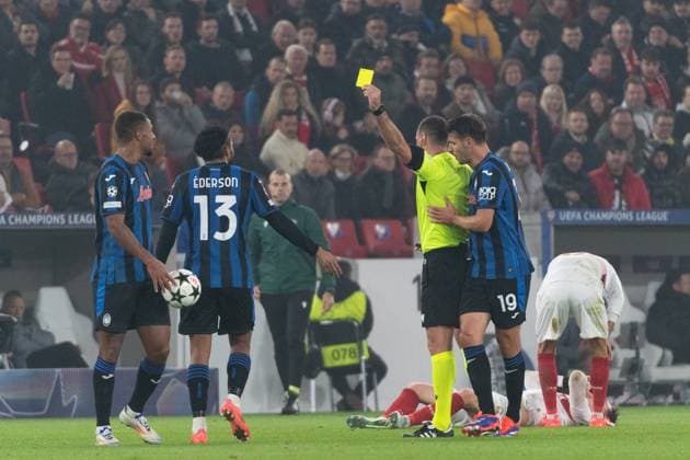 Referee Rada Obrenovic SVN shows Jose dos Santos Ederson Atalanta Bergamo, 13 the yellow card GER, VfB Stuttgart vs Atalanta Bergamo, Football, Men, UEFA Champions League, Matchday 4, Season 2024 2025, 06 11 2024, GER, VfB Stuttgart vs Atalanta Bergamo, Football, Men, UEFA Champions League, Matchday 4, Season 2024 2025, 06 11 2024 Stuttgart Copyright: xEibner-Pressefoto WolfgangxFrankx EP_WFK