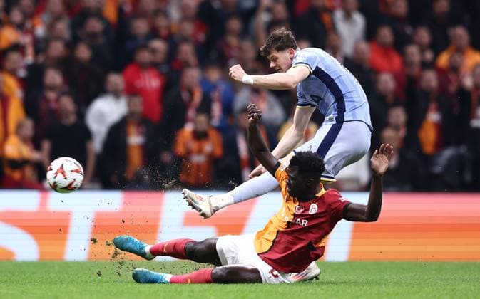 Sport Bilder des Tages Will Lankshear of Tottenham Hotspur has a shot at goal blocked by Davinson Sanchez of Galatasaray Galatasaray v Tottenham Hotspur, UEFA Europa League, Group Stage, Football, RAMS Park, Istanbul, Turkiye - 07 Nov 2024 EDITORIAL USE ONLY No use with unauthorised audio, video, data, fixture lists, club league logos or live services. Online in-match use limited to 120 images, no video emulation. No use in betting, games or single club league player publications. Copyright: xRaddadxJebarah Shutterstockx 14877992y