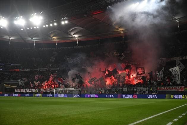 07 11 2024, xjhx, football UEFA Europa League, Eintracht Frankfurt Slavia Prague emspor, v l fans Eintracht Frankfurt, atmosphere, scarves, ending pyrotechnics, Benglos, smoke, fog, fireworks UEFA REGULATIONS PROHIBIT ANY USE OF PHOTOGRAPHS as IMAGE SEQUENCES and or QUASI VIDEO Frankfurt am Main