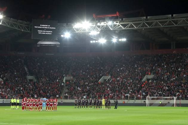 Olympiacos and Rangers players observe minutes silence for the flood victims in Valencia during the Europa League group phase match at the Stadio Georgios Karaiskakis, Athens. Olympiakos v Rangers, UEFA Europa League, Group Stage, Football, Georgios Karaiskakis Stadium, Pireas, Greece - 07 Nov 2024 EDITORIAL USE ONLY No use with unauthorised audio, video, data, fixture lists, club league logos or live services. Online in-match use limited to 120 images, no video emulation. No use in betting, games or single club league player publications. Copyright: xLukexNickerson RangersxFC Shutterstockx 14878765bi