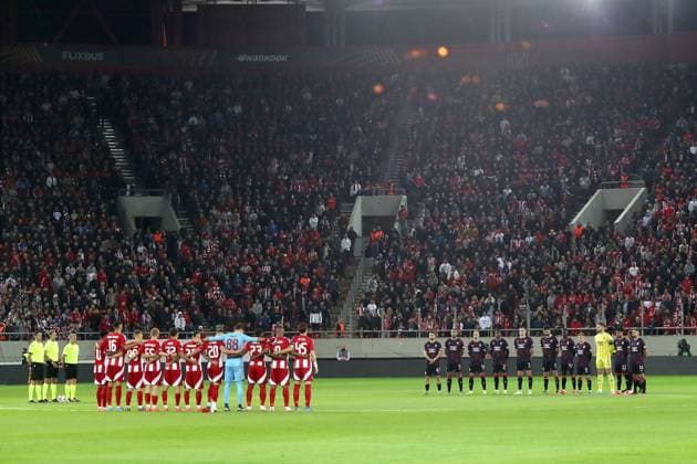 Olympiacos and Rangers players observe minutes silence for the flood victims in Valencia during the Europa League group phase match at the Stadio Georgios Karaiskakis, Athens. Olympiakos v Rangers, UEFA Europa League, Group Stage, Football, Georgios Karaiskakis Stadium, Pireas, Greece - 07 Nov 2024 EDITORIAL USE ONLY No use with unauthorised audio, video, data, fixture lists, club league logos or live services. Online in-match use limited to 120 images, no video emulation. No use in betting, games or single club league player publications. Copyright: xLukexNickerson RangersxFC Shutterstockx 14878765bj
