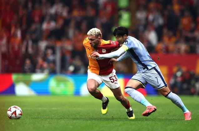Son Heung-Min of Tottenham Hotspur and Baris Alper Yilmaz of Galatasaray in action Galatasaray v Tottenham Hotspur, UEFA Europa League, Group Stage, Football, RAMS Park, Istanbul, Turkiye - 07 Nov 2024 EDITORIAL USE ONLY No use with unauthorised audio, video, data, fixture lists, club league logos or live services. Online in-match use limited to 120 images, no video emulation. No use in betting, games or single club league player publications. Copyright: xRaddadxJebarah Shutterstockx 14877992au