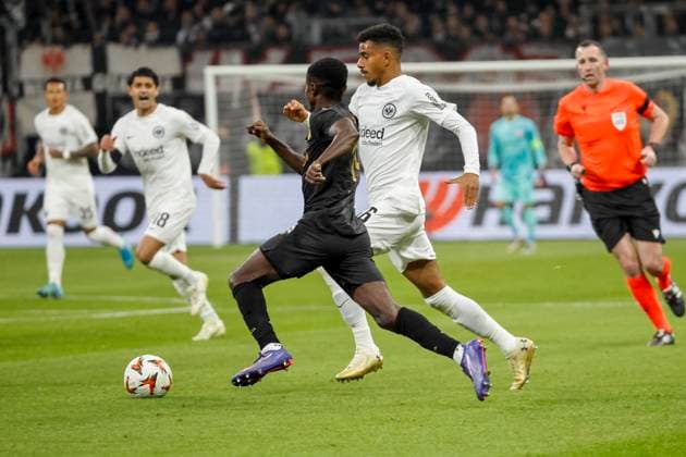 Oscar Dorley Slavia Prague, 19 and Ansgar Knauff Eintracht Frankfurt, 36 in a running duel , Football, UEFA Europa League, Matchday 4, 2024 2025, Eintracht Frankfurt vs Slavia Prague, 07 11 2024, Frankfurt Stadion, Frankfurt am Main, Germany Frankfurt am Main Frankfurt Stadion Hessen Germany Copyright: xGrantxHubbsx