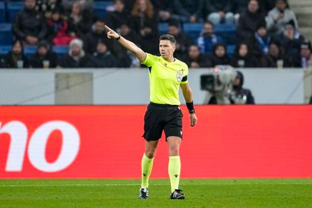 Marian Barbu referee, Romania , gives instructions, gestures, gestures with arms, cropped, full body, single image, single photo, action, action, 07 11 2024, Sinsheim Germany , football, UEFA Europa League, group stage, TSG 1899 Hoffenheim Olympique Lyon, 07 11 2024, Sinsheim Germany , Football, UEFA Europa League, Group stage, TSG 1899 Hoffenheim Olympique Lyon, DFB DFL REGULATIONS PROHIBIT ANY USE OF PHOTOGRAPHS AS IMAGE SEQUENCES AND OR QUASI VIDEO xozx