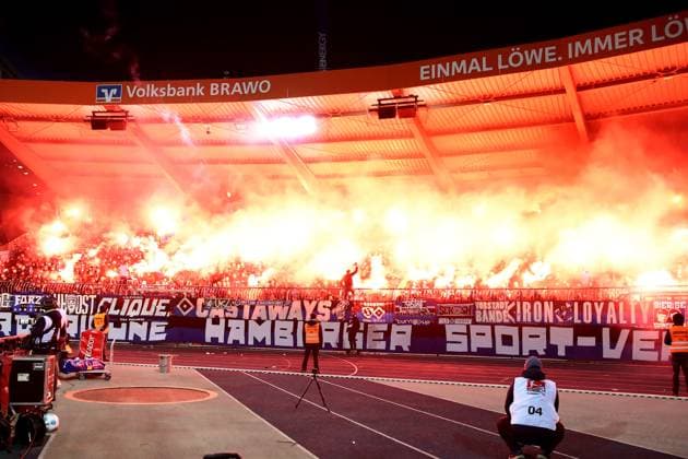 08 11 2024, xgox, football 2 Bundesliga, Eintracht Braunschweig Hamburger SV emspor, v l fans, scarves, atmosphere, jerseys, Ultras, spectators, visitors, Hamburger SV zuenden pyrotechnics, Benglos, smoke, fog, fireworks DFL DFB REGULATIONS PROHIBIT ANY USE OF PHOTOGRAPHS as IMAGE SEQUENCES and or QUASI VIDEO Braunschweig
