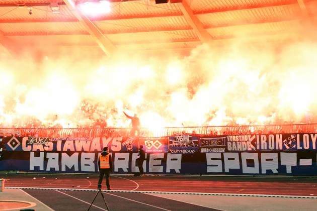 08 11 2024, xgox, football 2 Bundesliga, Eintracht Braunschweig Hamburger SV emspor, v l fans, scarves, atmosphere, jerseys, Ultras, spectators, visitors, Hamburger SV zuenden pyrotechnics, Benglos, smoke, fog, fireworks DFL DFB REGULATIONS PROHIBIT ANY USE OF PHOTOGRAPHS as IMAGE SEQUENCES and or QUASI VIDEO Braunschweig