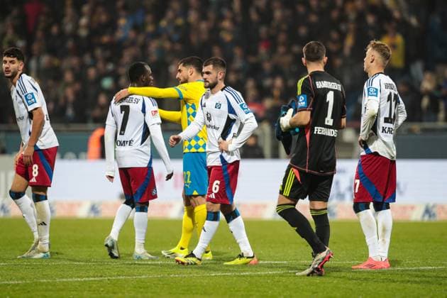 v l Daniel Elfadli Hamburger SV,8 , Jean Luc Dompe Hamburger SV,7 , Fabio Di Michele Sanchez Eintracht Braunschweig,22 , Lukasz Poreba Hamburger SV,6 , Goalkeeper Daniel Heuer Fernandes Hamburger SV,1 , Adam Karabec Hamburger SV,17 2 Soccer Bundesliga Season 2024 2025 Eintracht Braunschweig vs Hamburger SV at Eintracht Stadium in Braunschweig Action,Soccer,Man,Men,Germany,08 11 2024