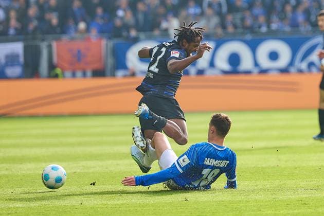 Rustic entry by Philipp Foerster SV Darmstadt 98, 18 vs Deyovaisio Evan Zeefuik Herta BSC, 42 GER, SV Darmstadt 98 vs Herta BSC, Football, 2 Bundesliga, Matchday 12, Season 2024 2025, 09 11 24 DFL REGULATES PROHIBIT ANY USE OF PHOTOGRAPHS AS IMAGE SEQUENCES AND OR QUASI VIDEO GER, SV Darmstadt 98 vs Herta BSC, Football, 2 Bundesliga, Matchday 12, Season 2024 2025, 09 11 24 Darmstadt Copyright: xGeraldxOelze-dexStoppany,xEibner-Pressefoto GeraldxOelze-dexStoppanyx EP-ODS
