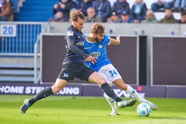 One-on-one cross attempt between Killian Julian Corredor SV Darmstadt 98, 34 and Jonjoe Kenny Herta BSC, 16 GER, SV Darmstadt 98 vs Herta BSC, Soccer, 2 Bundesliga, Matchday 12, Season 2024 2025, 09 11 24 DFL REGULATES PROHIBIT ANY USE OF PHOTOGRAPHS AS IMAGE SEQUENCES AND OR QUASI VIDEO GER, SV Darmstadt 98 vs Herta BSC, Football, Bundesliga 2, Matchday 12, Season 2024 2025, 09 11 24 Darmstadt Copyright: xGeraldxOelze-dexStoppany,xEibner-Pressefoto GeraldxOelze-dexStoppanyx EP-ODS