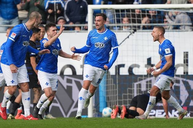 Philipp Förster SV Darmstadt 98, 18 pulls away and scores the goal to 1 1, Gustav Christensen Hertha BSC Berlin, 26 deflects unstoppable, celebrate the goal, goal celebration to 1 1 09 11 2024 2 Bundesliga, season 24 25 SV Darmstadt 98 vs Hertha BSC Berlin, Stadion am Boellenfalltor, emonline, emspor,