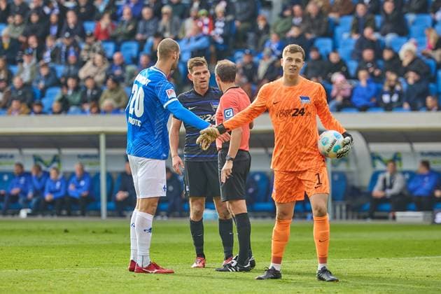 Reconciliatory gesture by Aleksander Vukotic SV Darmstadt 98, 20 and Tjark Ernst Herta BSC, 01 after differences of opinion GER, SV Darmstadt 98 vs Herta BSC, Football, 2 Bundesliga, Matchday 12, Season 2024 2025, 09 11 24 DFL REGULATES PROHIBIT ANY USE OF PHOTOGRAPHS AS IMAGE SEQUENCES AND OR QUASI VIDEO GER, SV Darmstadt 98 vs Herta BSC, Football, Bundesliga 2, Matchday 12, Season 2024 2025, 09 11 24 Darmstadt Copyright: xGeraldxOelze-dexStoppany,xEibner-Pressefoto GeraldxOelze-dexStoppanyx EP-ODS