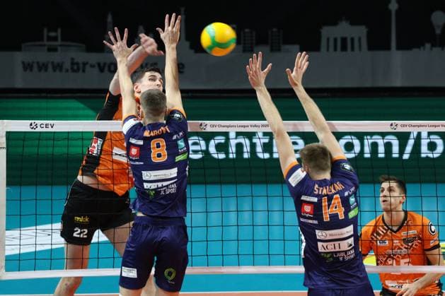 DEU, Champions League, BR Volleys vs , 12 11 2024, Max Schmeling Halle, Berlin, DEU, Champions League, BR Volleys vs Ljubljana in the picture Jake Hanes BR Volleys 22 , Luka Marovt Ljubljana 8 , Saso Stalekar Ljubljana 14 Photo Juergen Engler nordphoto GmbH nordphotoxGmbHx xEngler nph00076