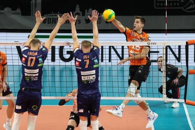 DEU, Champions League, BR Volleys vs , 12 11 2024, Max Schmeling Halle, Berlin, DEU, Champions League, BR Volleys vs Ljubljana in the picture Moritz Reichert BR Volleys 15 , Matic Videcnik Ljubljana 17 , Mikko Esko Ljubljana 7 Photo Juergen Engler nordphoto GmbH nordphotoxGmbHx xEngler nph00076