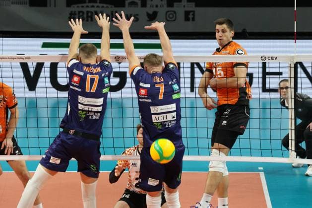 DEU, Champions League, BR Volleys vs , 12 11 2024, Max Schmeling Halle, Berlin, DEU, Champions League, BR Volleys vs Ljubljana in the picture Moritz Reichert BR Volleys 15 , Matic Videcnik Ljubljana 17 , Mikko Esko Ljubljana 7 Photo Juergen Engler nordphoto GmbH nordphotoxGmbHx xEngler nph00076