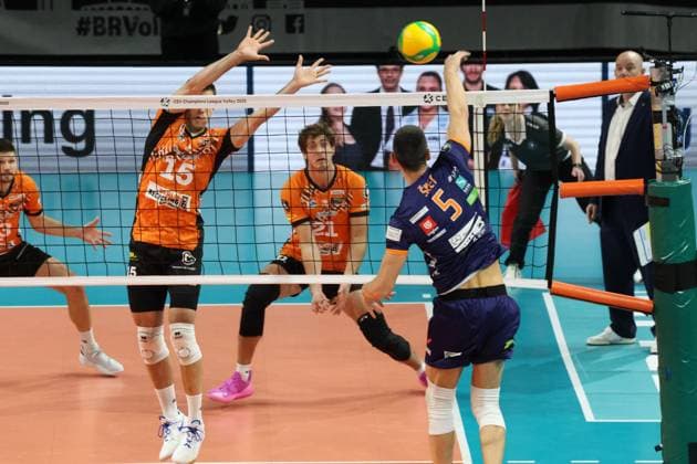 DEU, Champions League, BR Volleys vs , 12 11 2024, Max Schmeling Halle, Berlin, DEU, Champions League, BR Volleys vs Ljubljana in the picture Moritz Reichert BR Volleys 15 , Tobias Krick BR Volleys 21 , Alen Sket Toukhteh Ljubljana 5 Photo Juergen Engler nordphoto GmbH nordphotoxGmbHx xEngler nph00076