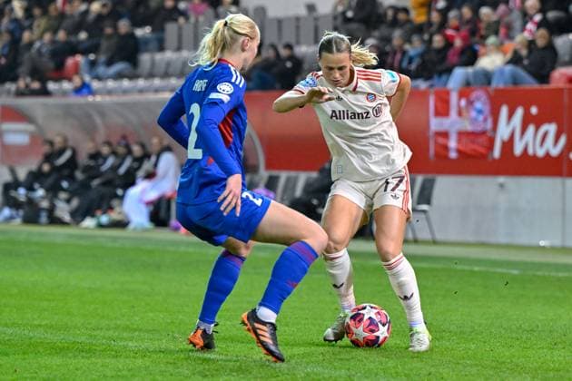 from left Sara HORTE Valerenga Oslo, 2 Klara Bühl FC Bayern München, FCB, 17 in duel, duel, tackle, dynamic, action, action, 12 11 2024, Munich Germany , Football, UEFA Womens Champions League, Group C, FC Bayern München Valerenga IF Oslo xslx