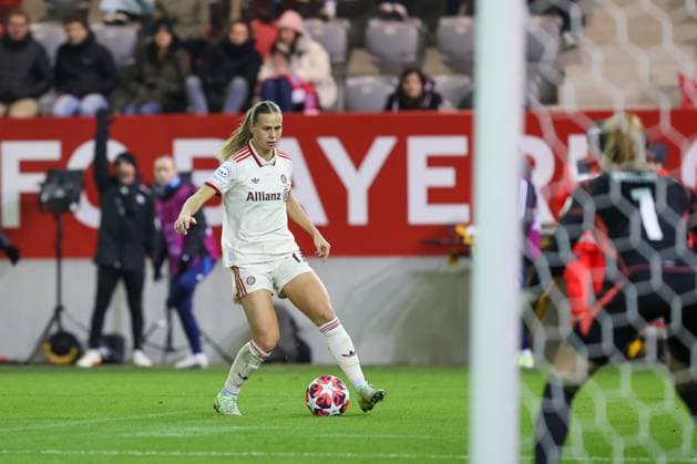 Klara Buehl FC Bayern Muenchen, 17 with ball in penalty area, with Tove Enblom Valerenga IF, 01 , FC Bayern Muenchen vs Valerenga IF, Football, UEFA Women s Champions League, Group stage, Matchday 3, 2024 2025 season, 12 11 2024, FC Bayern Muenchen vs Valerenga IF, Football, UEFA Women s Champions League, Group stage, Matchday 3, 2024 2025 season, 12 11 2024 Muenchen Copyright: xEibner-Pressefoto JennixMaulx EP_JML