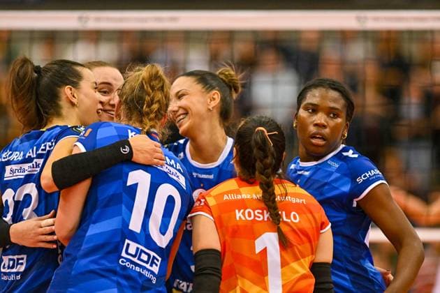 CL Allianz MTV Stuttgart Savino Del Bene Scandicci 13 11 2024 Champions League, Volleyball, Women, Season 2024 25, Allianz MTV Stuttgart in blue vs Savino Del Bene Scandicci ITA, in white , Stuttgart cheers from left 33 Maria Segura Palleres, Kelsey Veltmann, Milana Bozic, Roosa Koskelo, Krystal Rivers right are already moving to serve, Copyright: xBEAUTIFULxSPORTS TomxBlochx