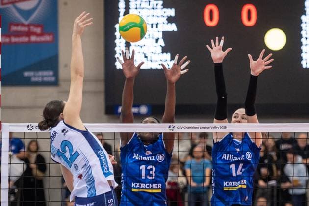 Kara Bajema Scandicci, 12 against Stuttgart block from Krystal Rivers Allianz MTV Stuttgart, 13 and Kelsey Veltmann Allianz MTV Stuttgart, 14 fGER, Allianz MTV Stuttgart vs Savino Del Bene Scandicci, Volleyball, CEV Volleyball Champions League, VCL, main round, 2024 2025 season, 13 11 2024 GER, Allianz MTV Stuttgart vs Savino Del Bene Scandicci, Volleyball, CEV Volleyball Champions League, VCL, main round, 2024 2025 season, 13 11 2024 Stuttgart Copyright: xSandyxDinkelackerx EP_SDR