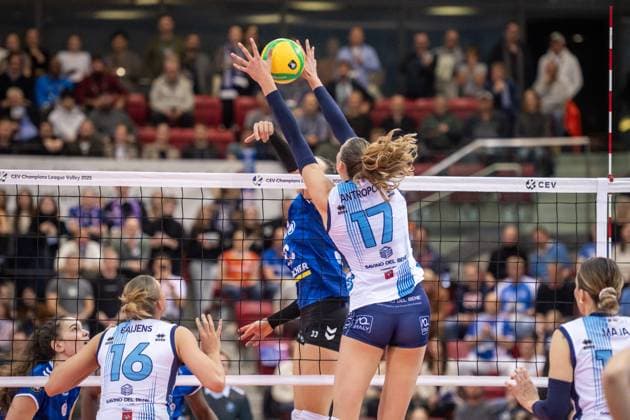 Ekaterina Antropova Scandicci, 17 vs Maria Segura Palleres Allianz MTV Stuttgart, 33 GER, Allianz MTV Stuttgart vs Savino Del Bene Scandicci, Volleyball, CEV Volleyball Champions League, VCL, main round, 2024 2025 season, 13 11 2024 GER, Allianz MTV Stuttgart vs Savino Del Bene Scandicci, Volleyball, CEV Volleyball Champions League, VCL, main round, 2024 2025 season, 13 11 2024 Stuttgart Copyright: xSandyxDinkelackerx EP_SDR