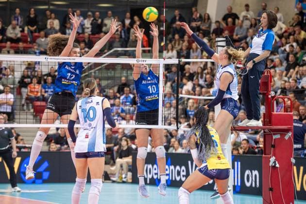 Ekaterina Antropova Scandicci, 17 vs Stuttgart Lucia Varela Gomez Allianz MTV Stuttgart, 12 and Jolien Knollema Allianz MTV Stuttgart, 10 GER, Allianz MTV Stuttgart vs Savino Del Bene Scandicci, Volleyball, CEV Volleyball Champions League, VCL, Main Round, 2024 2025 season, 13 11 2024 GER, Allianz MTV Stuttgart vs Savino Del Bene Scandicci, Volleyball, CEV Volleyball Champions League, VCL, Main Round, 2024 2025 season, 13 11 2024 Stuttgart Copyright: xSandyxDinkelackerx EP_SDR
