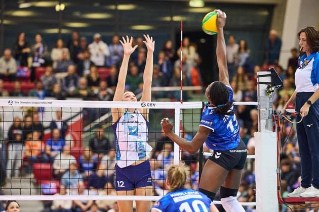 Attack by Krystal Rivers MTV Stuttgart, 13 against the single block by Kara Bajema Savino Del Bene SCANDICCI, 12 GER, MTV Stuttgart Savino Del Bene SCANDICCI, Volleyball Women, Champions League, Pool E, 4th Round, CLW 61, 13 11 24 GER, MTV Stuttgart Savino Del Bene SCANDICCI, Volleyball Women, Champions League, Pool E, 4th Round, CLW 61, 13 11 24 Stuttgart Copyright: xGeraldxOelze-dexStoppany,xEibner-Pressefoto GeraldxOelze-dexStoppanyx EP-ODS