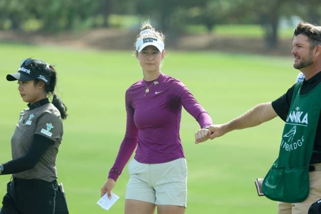 November 14, 2024, Belleair, Florida, USA: Nelly Korda, LPGA, Golf Damen Tour s 2024 player of the year, center, leaves the 18th green after her round during Day 1 of The Annika, on Thursday, Nov 14, 2024, at the Pelican Golf Club in Belleair. Belleair USA - ZUMAs70_ 0779363162st Copyright: xDouglasxR.xCliffordx
