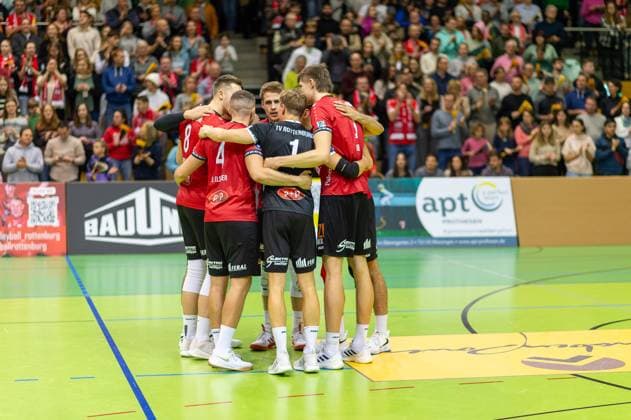 Hug before kick-off TV Rottenburg vs L E Volleys, Volleyball, 2 Bundesliga Sued, Matchday 7, Season 2024 2025, 16 11 2024, TV Rottenburg vs L E Volleys, Volleyball, 2 Bundesliga Sued, Matchday 7, Season 2024 2025, 16 11 2024 Rottenburg Copyright: xEibner-Pressefoto RalphxKunzex EP_RKE