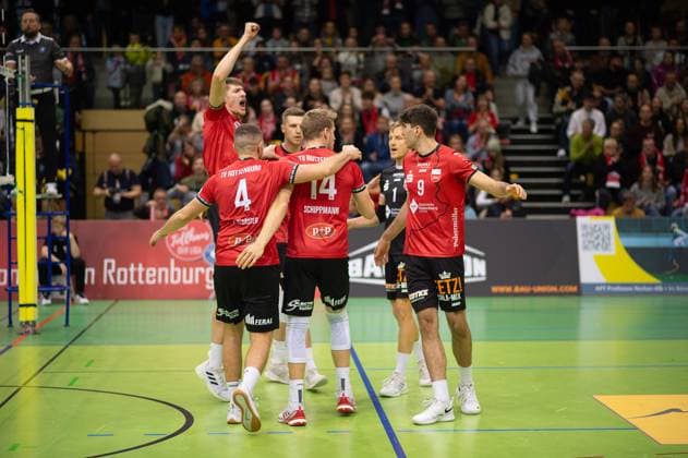 Cheers, joy, Jan Huber TV Rottenburg, 03 raises his arm in the air, Jakob Elsaesser TV Rottenburg, 04 Niklas Lichtenauer TV Rottenburg, 08 , Timon Schippmann TV Rottenburg, 14 , Dirk Mehlberg TV Rottenburg, 01 , Linus Herrmann TV Rottenburg, 09 TV Rottenburg vs L E Volleys, Volleyball, 2 Bundesliga Sued, 7 Matchday, Season 2024 2025, 16 11 2024, TV Rottenburg vs L E Volleys, Volleyball, 2 Bundesliga Sued, 7 Matchday, Season 2024 2025, 16 11 2024 Rottenburg Copyright: xEibner-Pressefoto RalphxKunzex EP_RKE