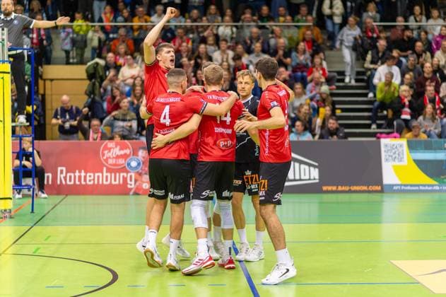 Cheers, joy, Jan Huber TV Rottenburg, 03 raises his arm in the air, Jakob Elsaesser TV Rottenburg, 04 Niklas Lichtenauer TV Rottenburg, 08 , Timon Schippmann TV Rottenburg, 14 , Dirk Mehlberg TV Rottenburg, 01 , Linus Herrmann TV Rottenburg, 09 TV Rottenburg vs L E Volleys, Volleyball, 2 Bundesliga Sued, 7 Matchday, Season 2024 2025, 16 11 2024, TV Rottenburg vs L E Volleys, Volleyball, 2 Bundesliga Sued, 7 Matchday, Season 2024 2025, 16 11 2024 Rottenburg Copyright: xEibner-Pressefoto RalphxKunzex EP_RKE