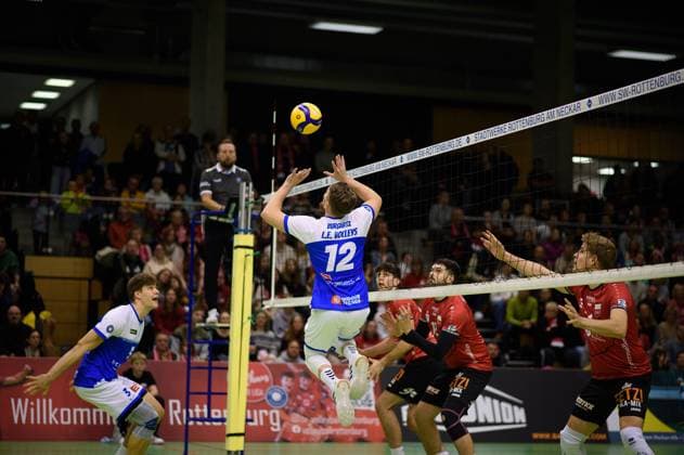 Setter, Martin Burgartz L E Volleys, 12 , left Jannik Kossmann L E Volleys, 03 , right Linus Herrmann TV Rottenburg, 09 , Yannick Menke TV Rottenburg, 12 , Timon Schippmann TV Rottenburg, 14 TV Rottenburg vs L E Volleys, Volleyball, 2 Bundesliga Sued, Matchday 7, Season 2024 2025, 16 11 2024, TV Rottenburg vs L E Volleys, Volleyball, 2 Bundesliga Sued, Matchday 7, Season 2024 2025, 16 11 2024 Rottenburg Copyright: xEibner-Pressefoto RalphxKunzex EP_RKE
