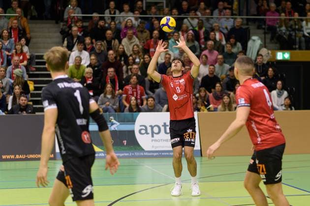 Setter, Linus Herrmann TV Rottenburg, 09 , left Dirk Mehlberg TV Rottenburg, 01 , right Jakob Elsaesser TV Rottenburg, 04 TV Rottenburg vs L E Volleys, Volleyball, 2 Bundesliga Sued, 7 Matchday, Season 2024 2025, 16 11 2024, TV Rottenburg vs L E Volleys, Volleyball, 2 Bundesliga Sued, 7 Matchday, Season 2024 2025, 16 11 2024 Rottenburg Copyright: xEibner-Pressefoto RalphxKunzex EP_RKE