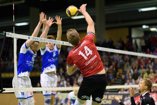 Timon Schippmann TV Rottenburg, 14 in attack against Martin Burgartz L E Volleys, 12 and Jannik Kossmann L E Volleys, 03 TV Rottenburg vs L E Volleys, Volleyball, 2 Bundesliga Sued, 7 Matchday, Season 2024 2025, 16 11 2024, TV Rottenburg vs L E Volleys, Volleyball, 2 Bundesliga Sued, 7 Matchday, Season 2024 2025, 16 11 2024 Rottenburg Copyright: xEibner-Pressefoto RalphxKunzex EP_RKE