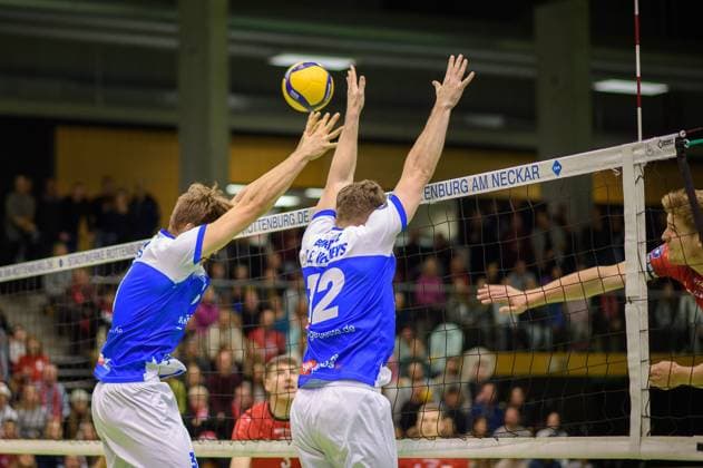 Timon Schippmann TV Rottenburg, 14 in attack against Jannik Kossmann L E Volleys, 03 and Martin Burgartz L E Volleys, 12 TV Rottenburg vs L E Volleys, Volleyball, 2 Bundesliga Sued, 7 Matchday, Season 2024 2025, 16 11 2024, TV Rottenburg vs L E Volleys, Volleyball, 2 Bundesliga Sued, 7 Matchday, Season 2024 2025, 16 11 2024 Rottenburg Copyright: xEibner-Pressefoto RalphxKunzex EP_RKE