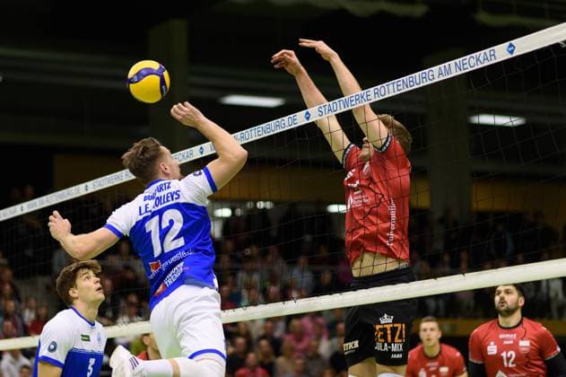 Timon Schippmann TV Rottenburg, 14 against Martin Burgartz L E Volleys, 12 , left Jannik Kossmann L E Volleys, 03 TV Rottenburg vs L E Volleys, Volleyball, 2 Bundesliga Sued, 7 Matchday, Season 2024 2025, 16 11 2024, TV Rottenburg vs L E Volleys, Volleyball, 2 Bundesliga Sued, 7 Matchday, Season 2024 2025, 16 11 2024 Rottenburg Copyright: xEibner-Pressefoto RalphxKunzex EP_RKE