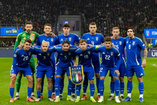 Stadio San Siro MILAN, ITALY - NOVEMBER 17: (L-R) Guglielmo Vicario, Mateo Retegui, Alessandro Bastoni, Alessandro Buongiorno, Davide Frattesi, Sandro Tonali, Andrea Cambiaso, Federico Dimarco, Manuel Locatelli, Nicolò Barella and Giovanni Di Lorenzo of Italy pose for a team photo prior to the UEFA Nations League 2024 25 League A Group A2 match between Italy and France at Stadio San Siro on November 17, 2024 in Milan, Italy. (Joao Bravo SPP) Copyright: xJoaoxBravox xSPPx spp-en-JoBr-RC4_JOB_Italy_France_17Nov2024_MI05