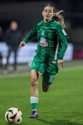 from left Tuana Mahmoud SV Werder Bremen, 10 on the ball, cropped image, single image, full body, action, action, game scene, THE DFB GUIDELINES PROHIBIT ANY USE OF PHOTOGRAPHS AS IMAGE SEQUENCES AND OR QUASI VIDEO DFB REGULATIONS PROHIBIT ANY USE OF PHOTOGRAPHS AS IMAGE SEQUENCES AND OR QUASI VIDEO , 18 11 2024, Cologne Germany , Football, Google Pixel Women Bundesliga, 1 FC Köln SV Werder Bremen xobx