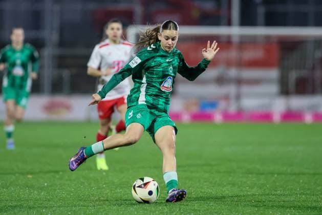 v li Tuana Mahmoud SV Werder Bremen, 10 on the ball, single image, full body, action, action, match scene, THE DFB GUIDELINES PROHIBIT ANY USE OF PHOTOGRAPHS AS IMAGE SEQUENCES AND OR QUASI VIDEO DFB REGULATIONS PROHIBIT ANY USE OF PHOTOGRAPHS AS IMAGE SEQUENCES AND OR QUASI VIDEO , 18 11 2024, Cologne Germany , Football, Google Pixel Womens Bundesliga, 1 FC Köln SV Werder Bremen xobx