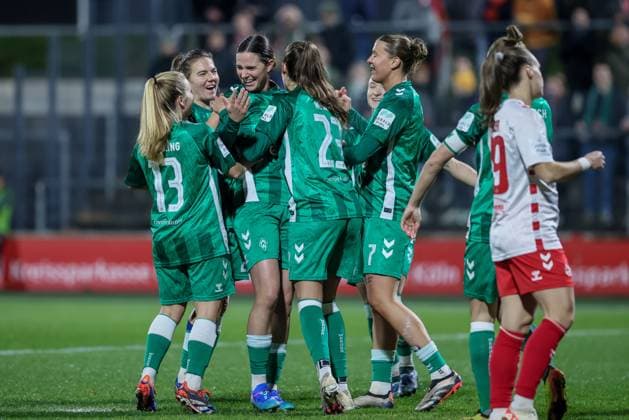 v li SV Werder Bremen players with goal celebration, cheering, jubilant, optimistic, match scene, highlight, joy about the goal to 0 1, THE DFB REGULATIONS PROHIBIT ANY USE OF PHOTOGRAPHS AS IMAGE SEQUENCES AND OR QUASI VIDEO , 18 11 2024, Cologne Germany , Football, Google Pixel Womens Bundesliga, 1 FC Köln SV Werder Bremen xobx