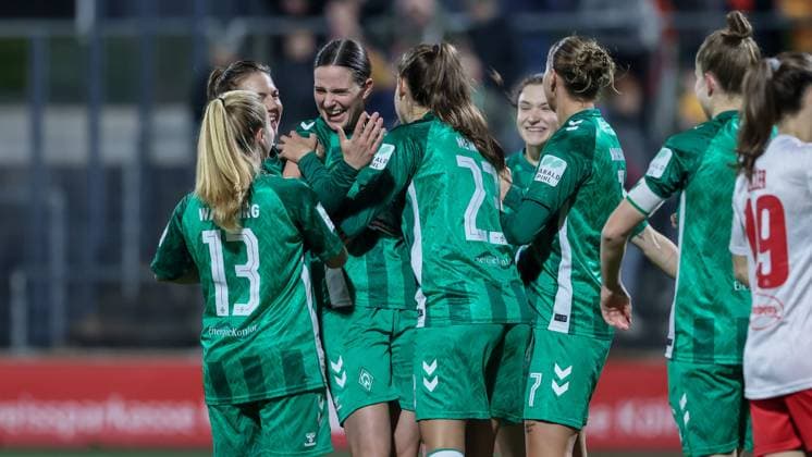 v li SV Werder Bremen players with goal celebration, cheering, jubilant, optimistic, match scene, highlight, joy about the goal to 0 1, THE DFB REGULATIONS PROHIBIT ANY USE OF PHOTOGRAPHS AS IMAGE SEQUENCES AND OR QUASI VIDEO , 18 11 2024, Cologne Germany , Football, Google Pixel Womens Bundesliga, 1 FC Köln SV Werder Bremen xobx