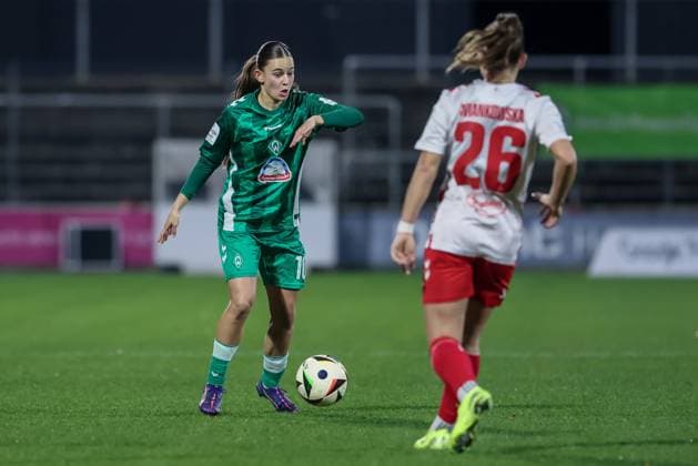 from left Tuana Mahmoud SV Werder Bremen, 10 on the ball, single image, full body, action, action, match scene, Martyna Wiankowska 1 FC Köln, 26 , THE DFB GUIDELINES PROHIBIT ANY USE OF PHOTOGRAPHS AS IMAGE SEQUENCES AND OR QUASI VIDEO DFB REGULATIONS PROHIBIT ANY USE OF PHOTOGRAPHS AS IMAGE SEQUENCES AND OR QUASI VIDEO , 18 11 2024, Cologne Germany , Football, Google Pixel Womens Bundesliga, 1 FC Köln SV Werder Bremen xobx